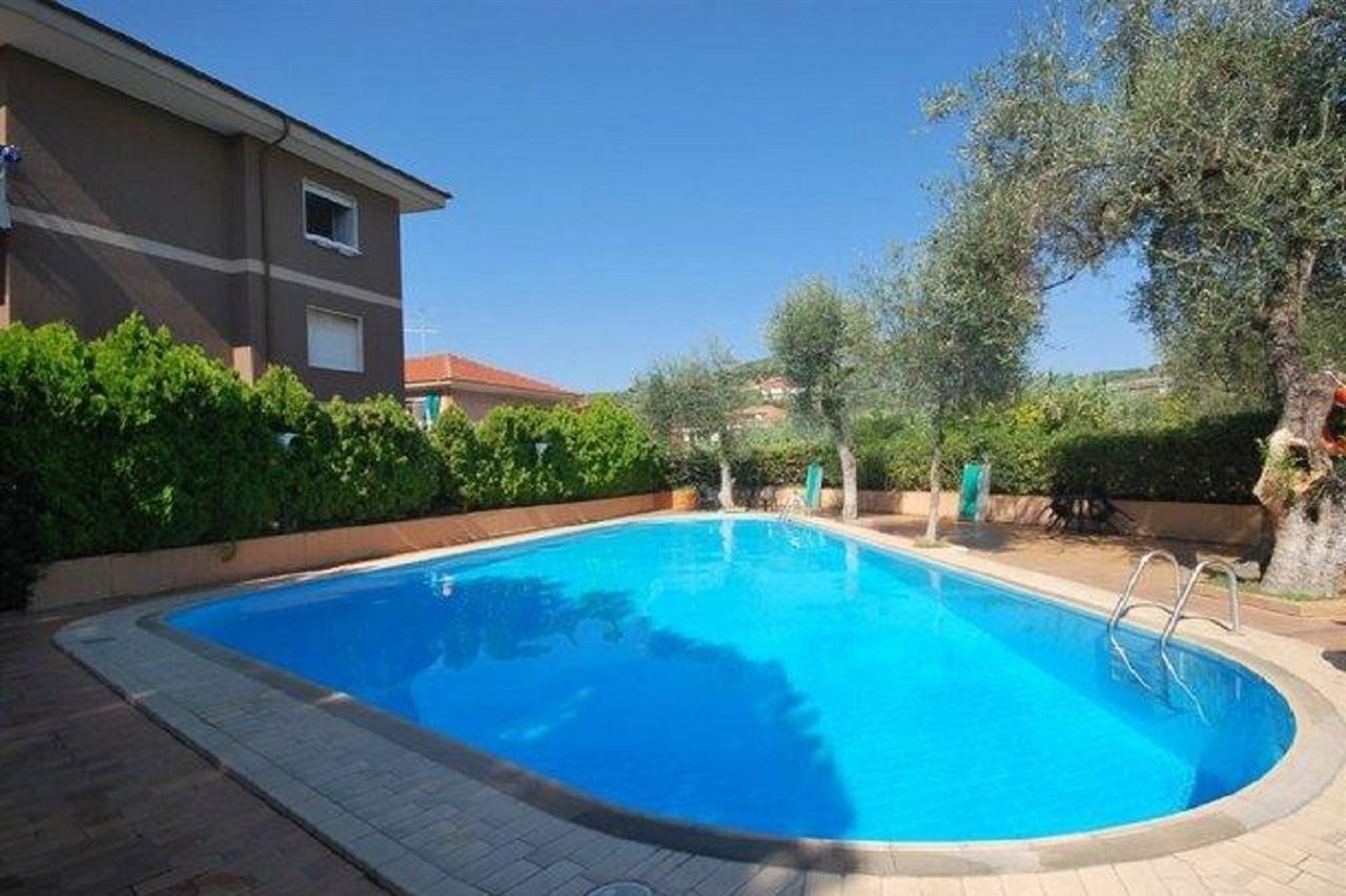Residence Orchidea Диано Марина Екстериор снимка